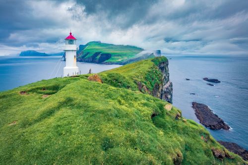 02 - Letní pohled na maják Faerské ostrovy